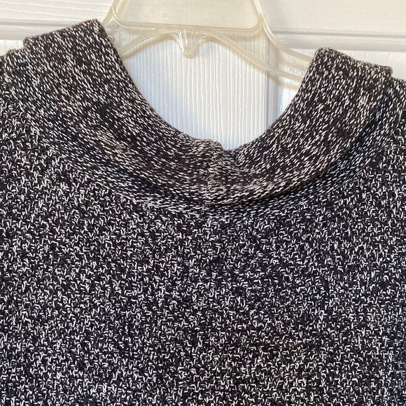 Knitted Black and White Sweater Dress with Short-sleeves. Never worn - Picture 3 of 9